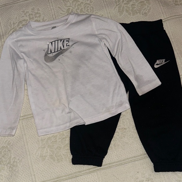Nike Other - Nike Kids White and Black Jogger Set
